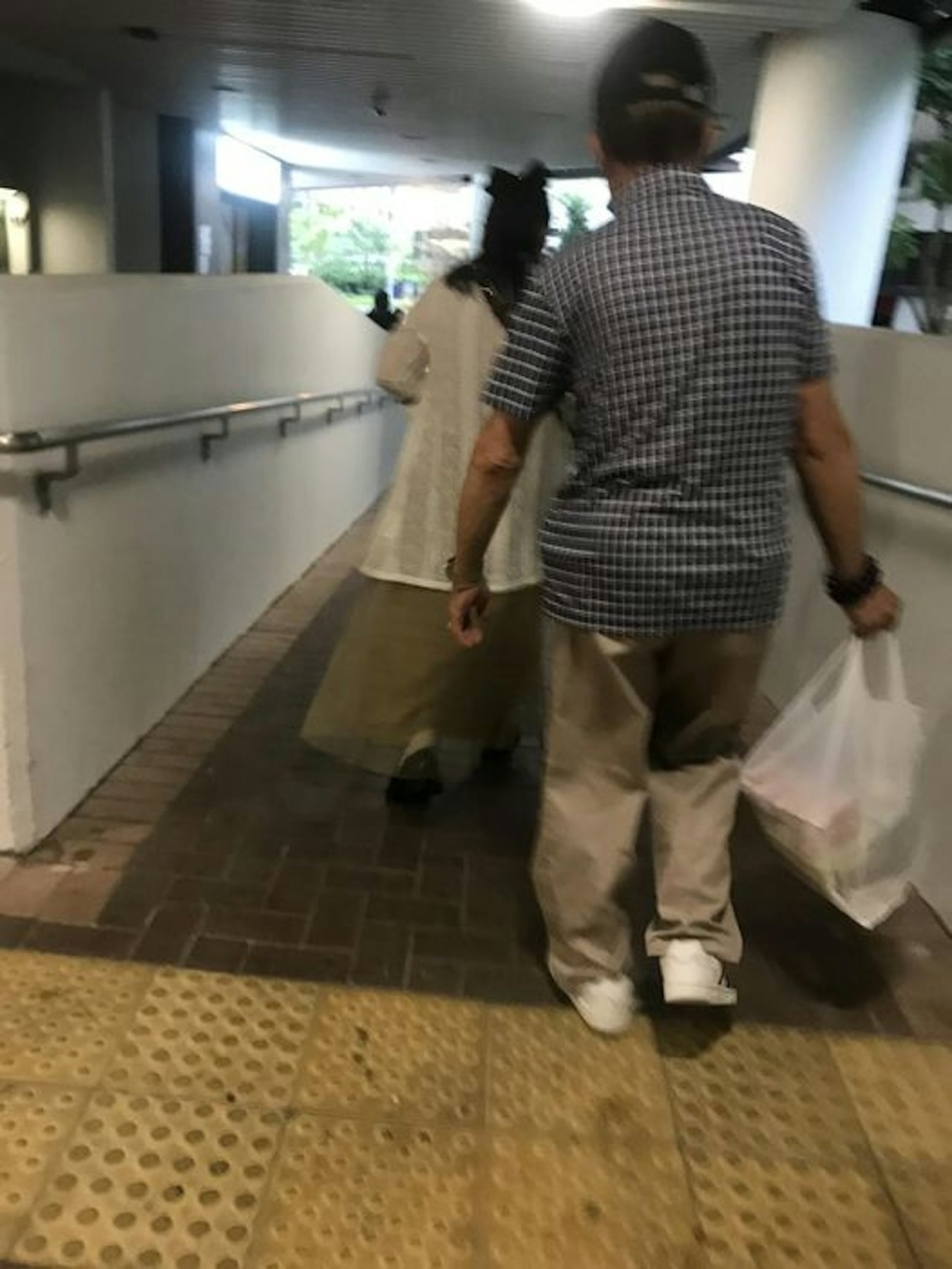 日前（14日）有網民在社交平台發文表示見到何伯疑似回屯門公屋「屈蛇」