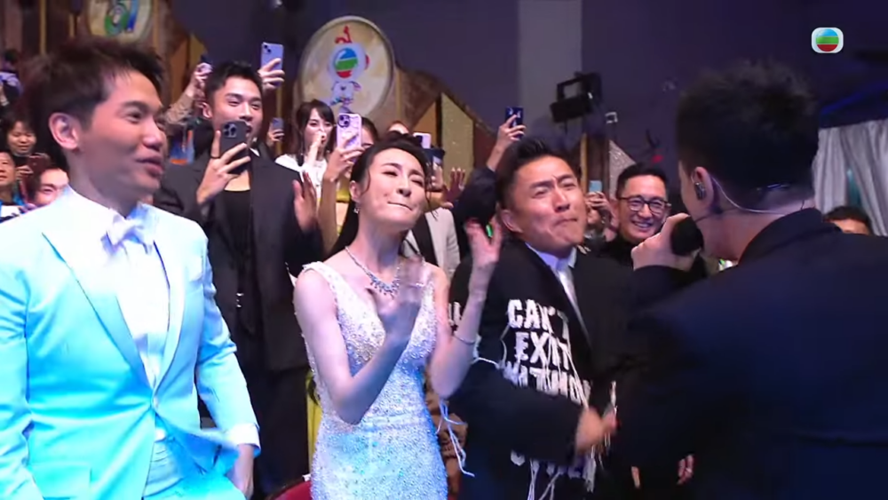 期間在深情獻唱《愛不疚》時，林峯更有走落台與藝人好友互動