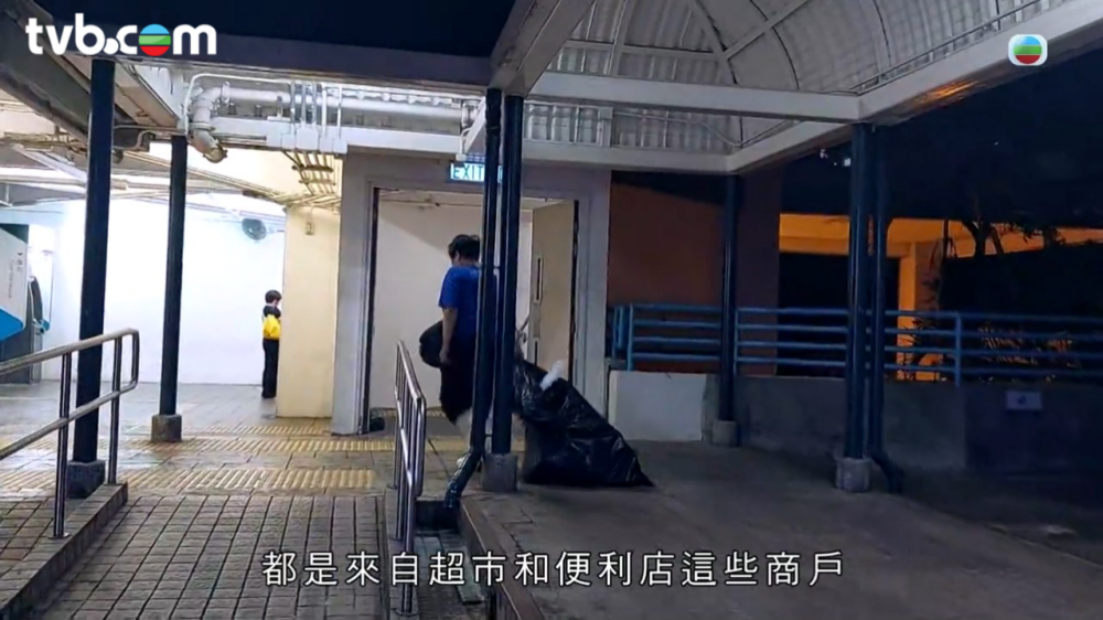 「填鴨姐」每晚從垃圾堆中尋找可出售的食材