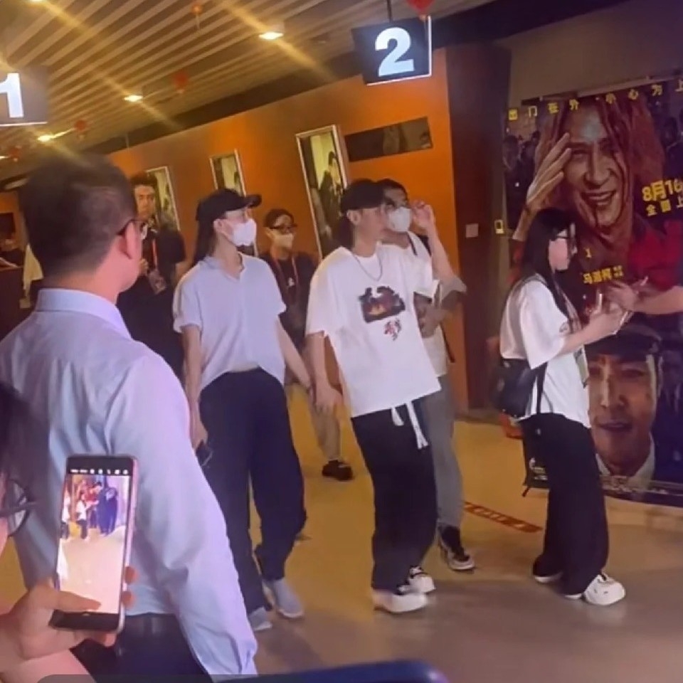 有網民再翻查舊片，發現今年8月馬浴柯出席南寧的電影《重生》首映禮時曾拖著一名女子進場