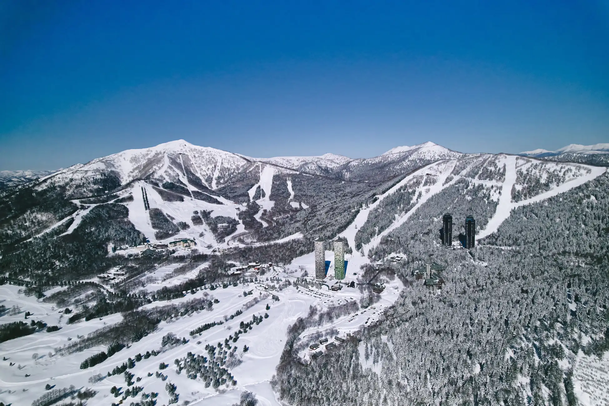從札幌或新千歲機場出發前往星野TOMAMU度假村,可以選擇乘搭電車或巴士~