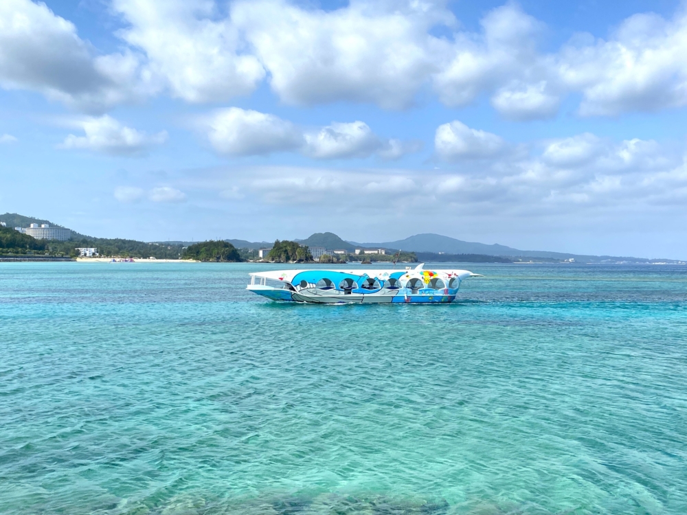 鯨魚造型的玻璃觀景遊艇！