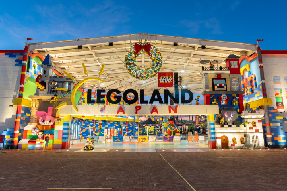 名古屋樂高樂園於11月22日至12月25日，整個園區變身燈光璀璨的聖誕主題樂園～