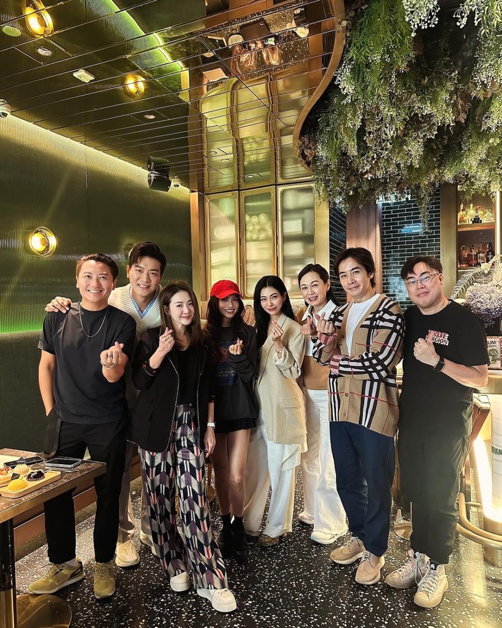 戴夢夢分享了一系列萬聖節聚會的合照,當中7位曾參演《四葉草》的演員驚喜現身
