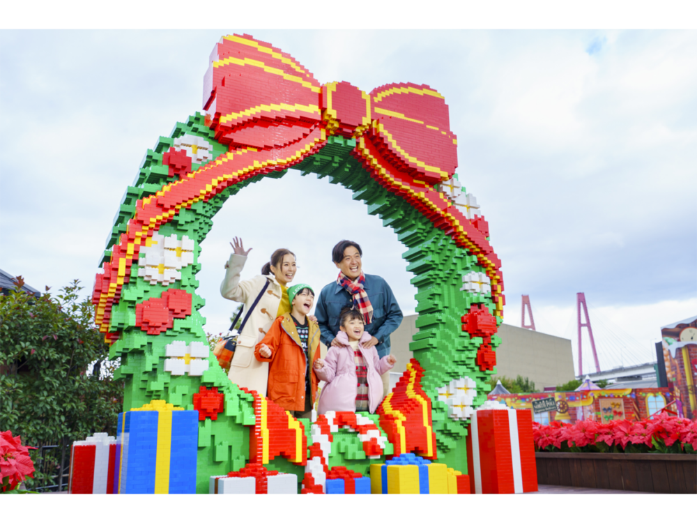 用約6萬塊樂高積木拼砌的巨型聖誕花環！