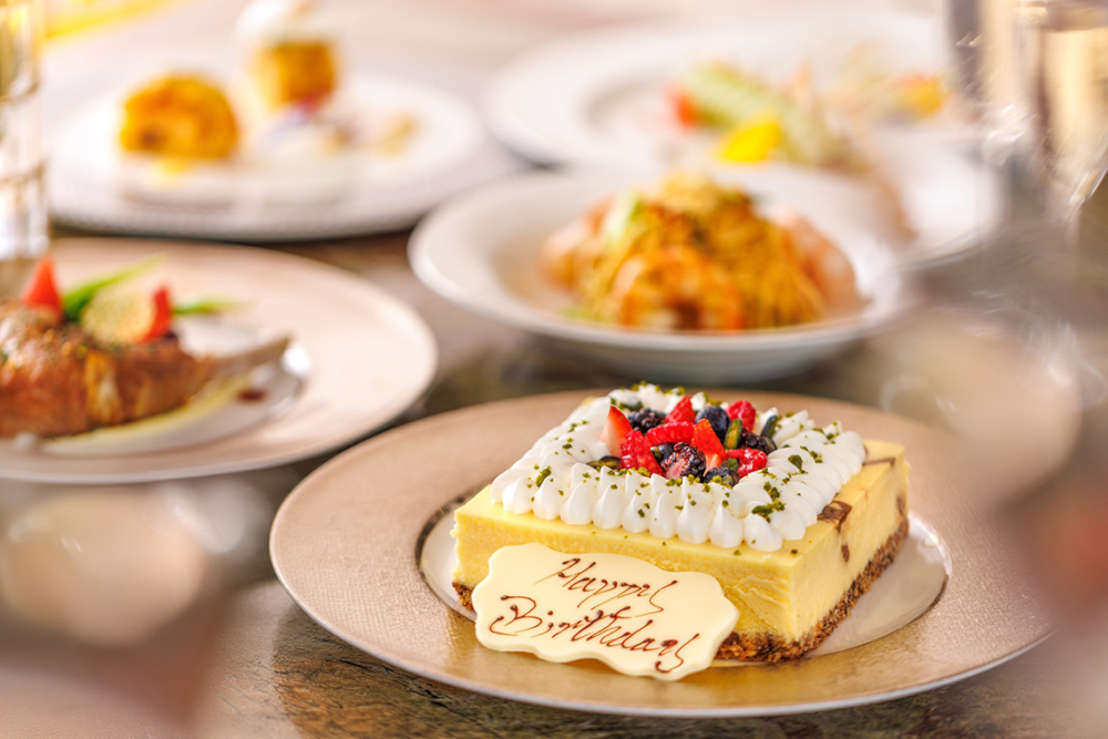 露台餐廳：4人同行壽星免費+送生日蛋糕。