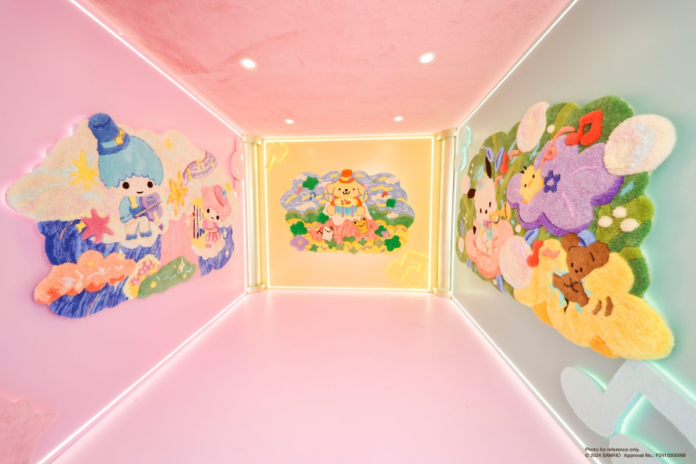 走入音樂盒聖誕樹內是「簇織樂章藝術展」,展出Pochacco、Pompompuri及Little Twin Stars以冬日交響曲為主題的毛茸茸簇織作品。