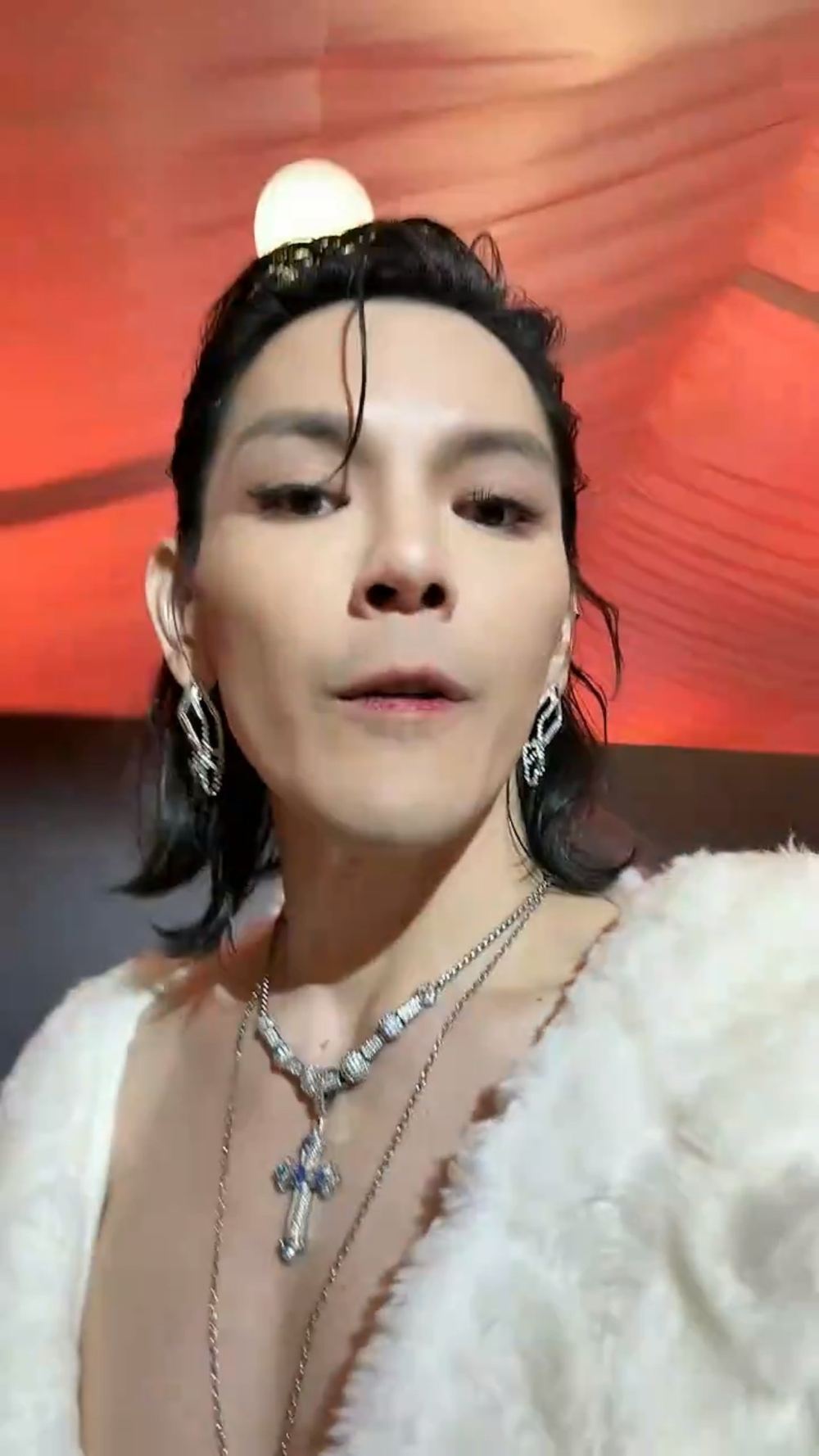向佐在妝容上亦有花「心思」,塗上極厚粉底配上紅唇以及假眼睫毛