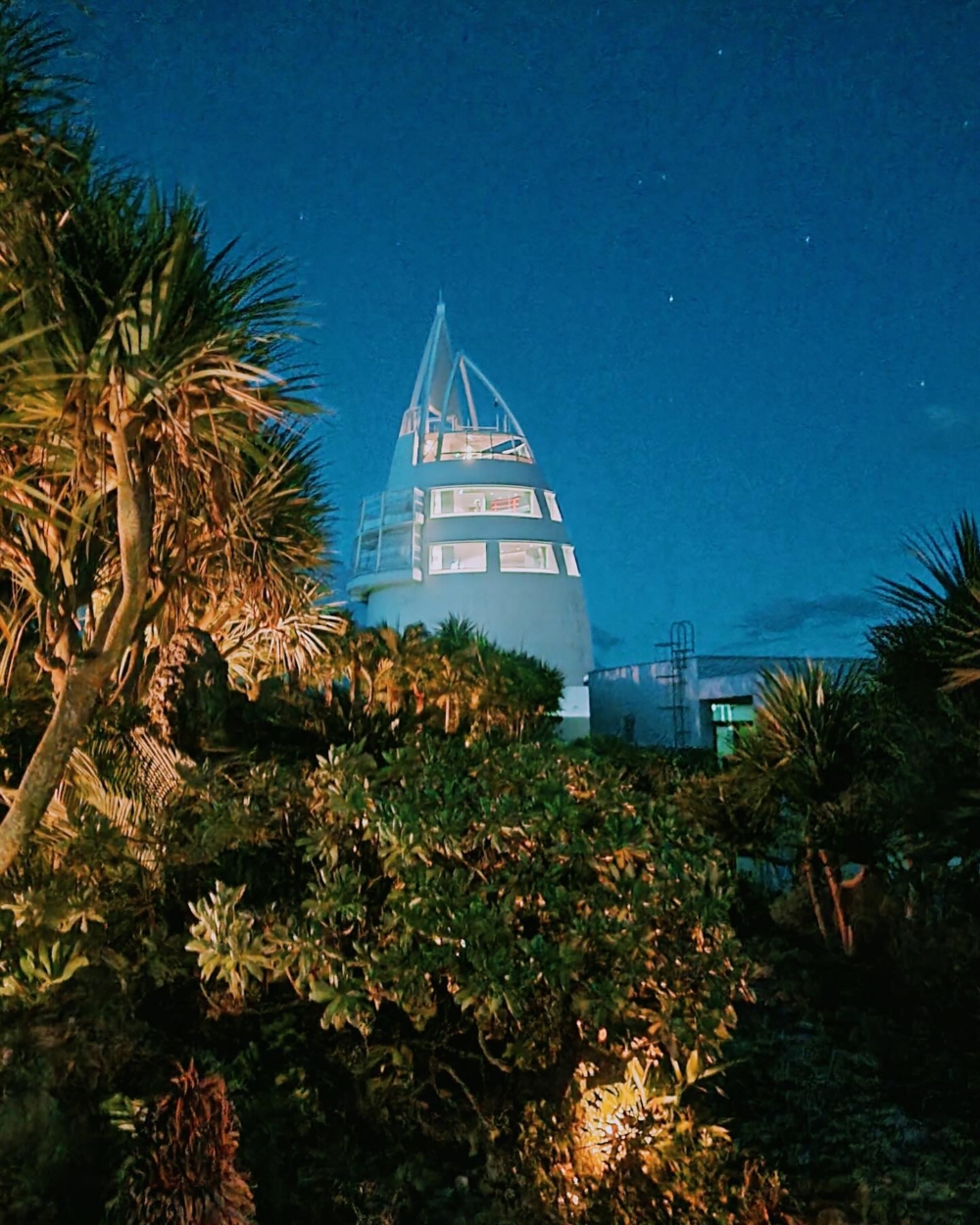 建於古宇利島上的展望台，聳立在半山腰～