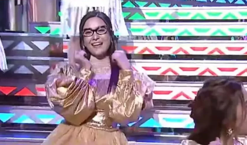 江嘉敏臉上戴著一副肥姐的招牌黑框眼鏡，明顯看出是在扮演肥姐