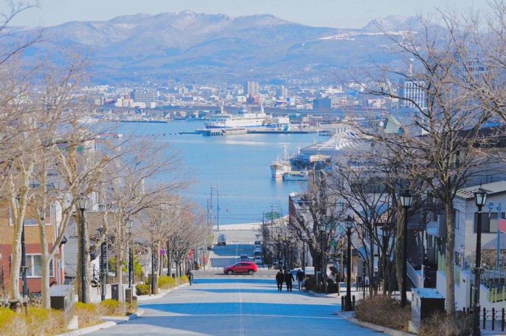 「八幡坂」是最著名且最美的街道，從函館山一直延伸至大海的筆直斜坡。
