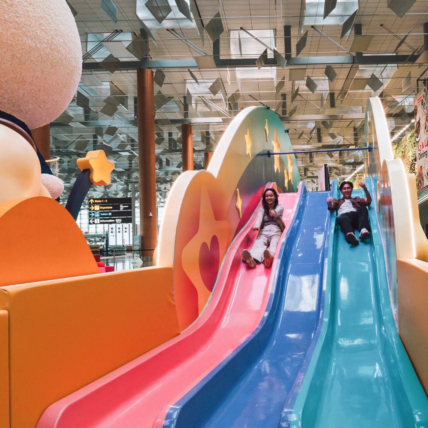 免費體驗長達7米的彩虹奇趣滑梯！