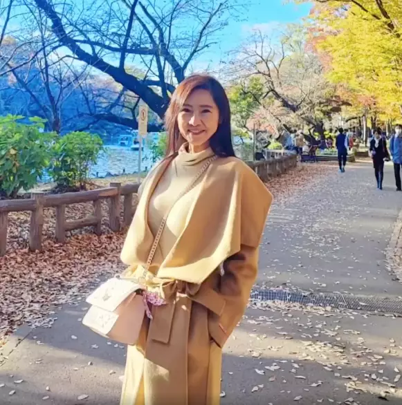 明禎媽媽雖然現年已57歲，但就完全是保養得宜的美魔女