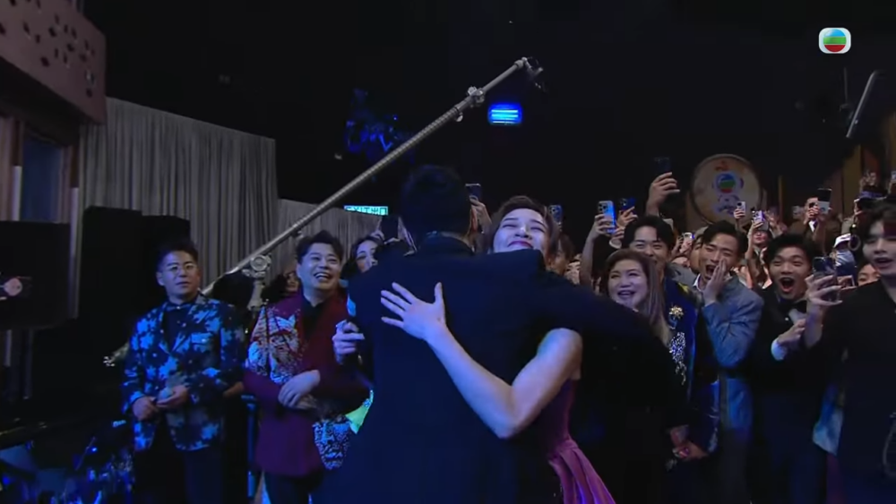 當中麥美恩更獲林峯「攬攬」