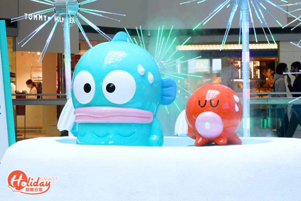 山頂上還有一個小溫泉，水怪與章魚好友齊齊享受蒸氣浴，上方更有璀璨的煙花點綴。