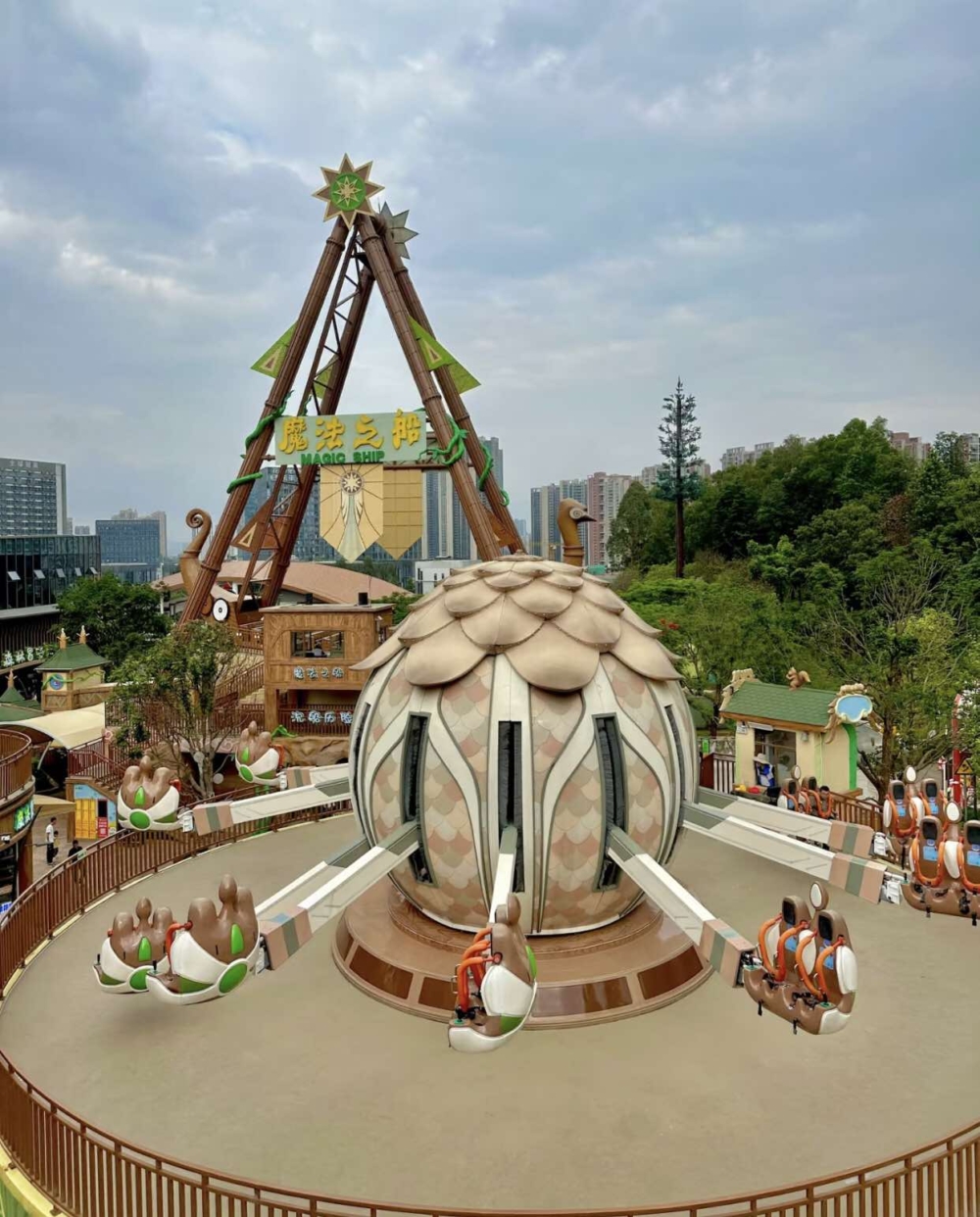 海盜船是必玩項目，是亞洲最大的海盜船！