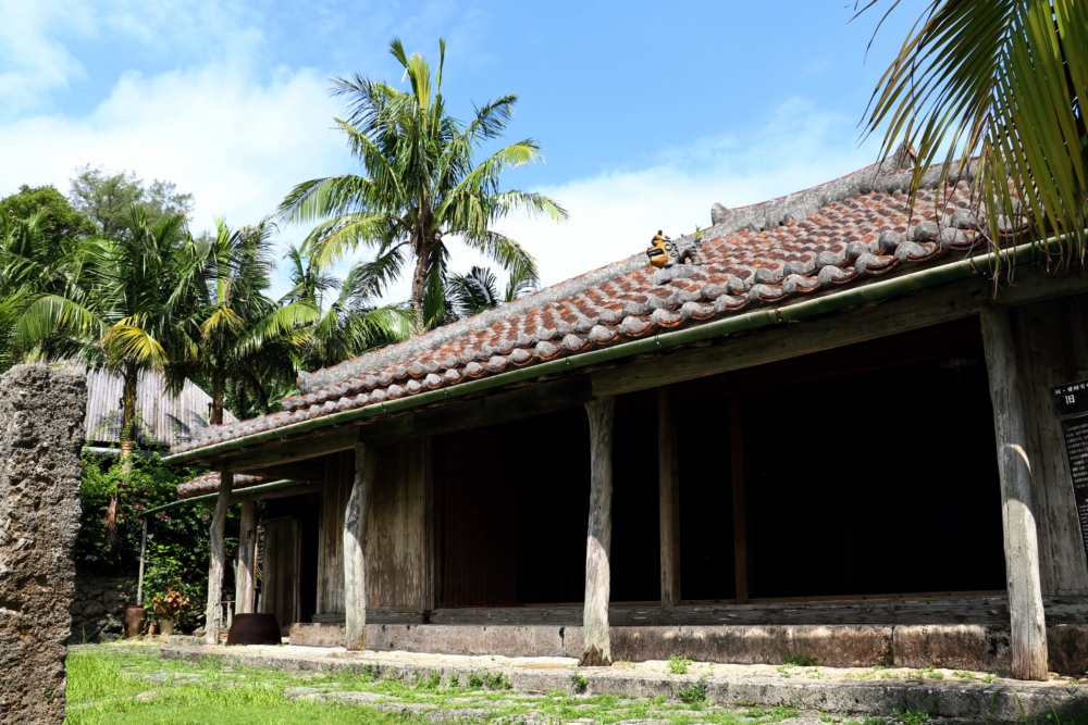 很多古民宅及房屋建築都採用琉球傳統建築風格，紅瓦屋頂及石牆，重現9世紀琉球王國的風貌！