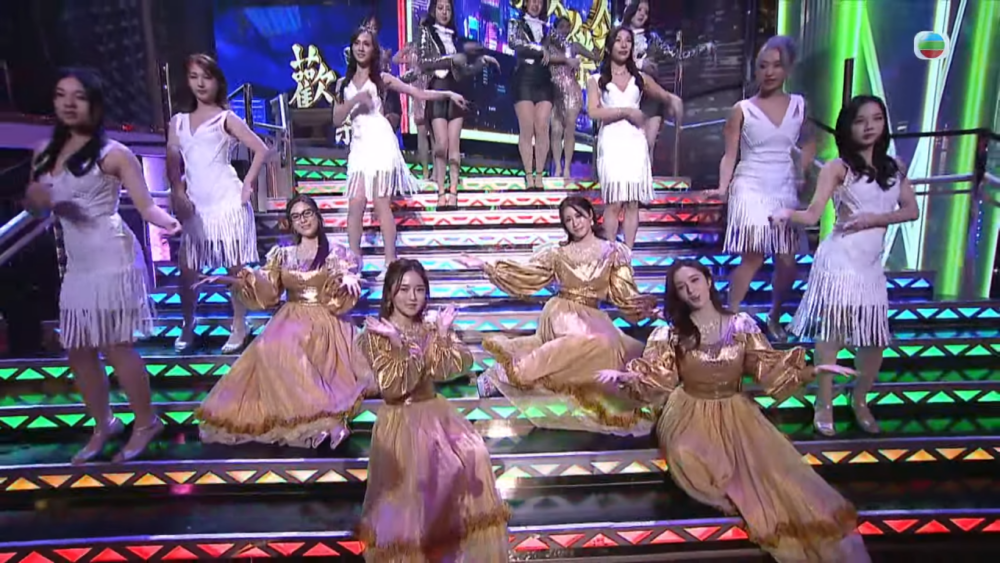 不過台慶夜當日，四人卻只有坐在樓梯上「咪嘴」，出場只得僅僅十幾秒