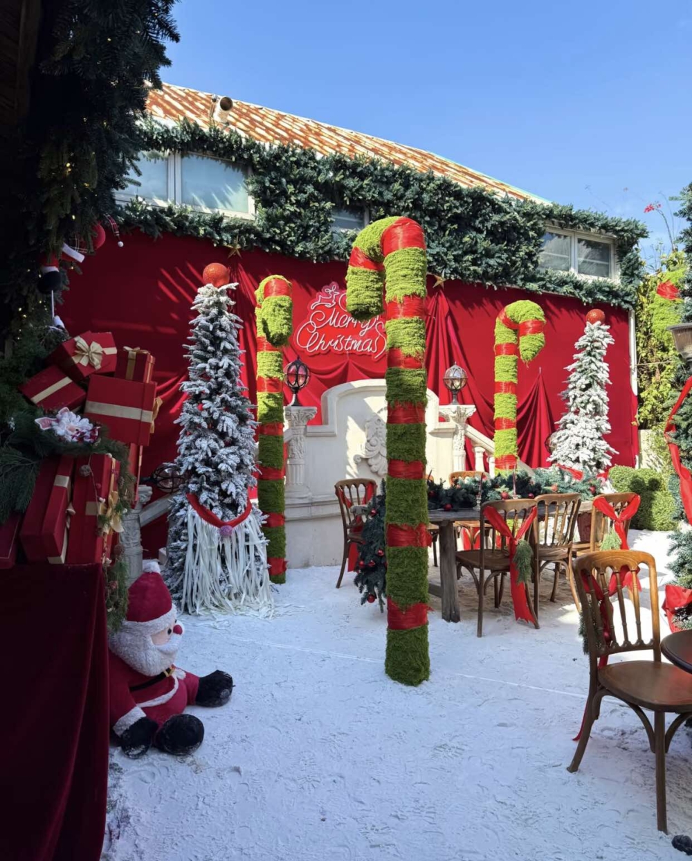 L'amant Manor已聞花名·關於藍從室內到戶外處處充滿驚喜，就連屋簷都花心思佈置！