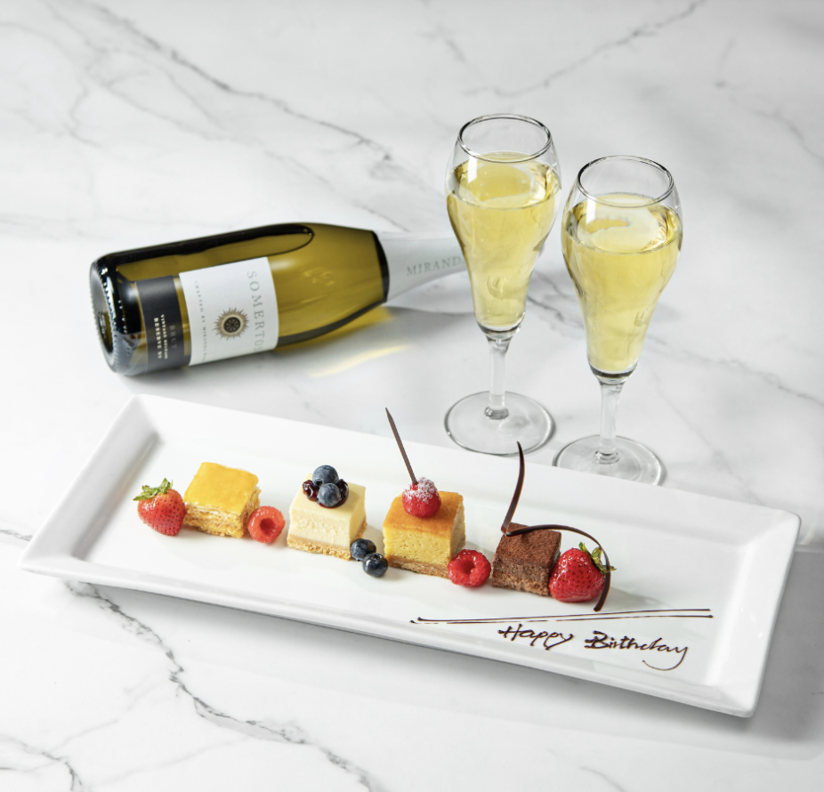 九龍酒店：4人同行壽星半價＋送餐酒。