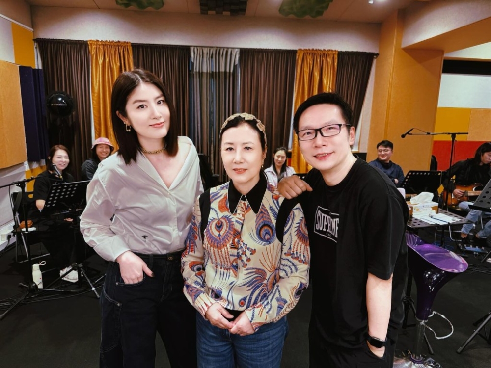 日前阿姐於IG分享與陳慧琳練歌的照片