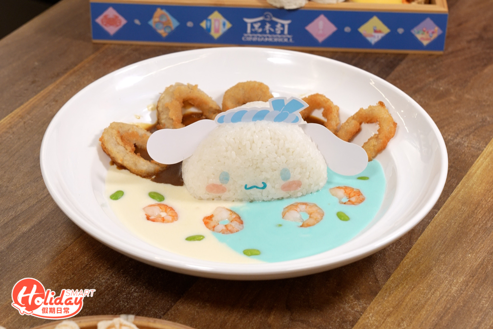 飯糰伴以日本濃厚咖哩及白忌廉汁,可以將醬汁攪拌一起食用。