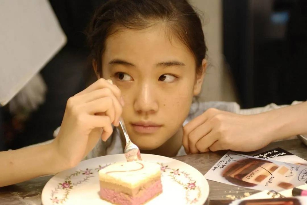 網友們質疑店舖對蛋糕切件根本沒有標準