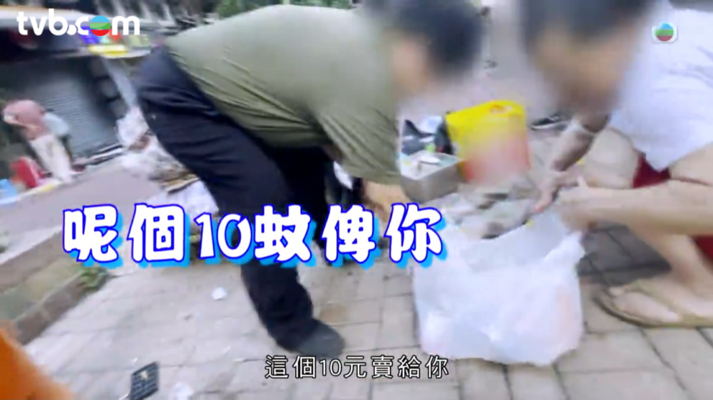 大多數出售的食物都標示過期,但因為價格極為便宜,吸引不少長者光顧。