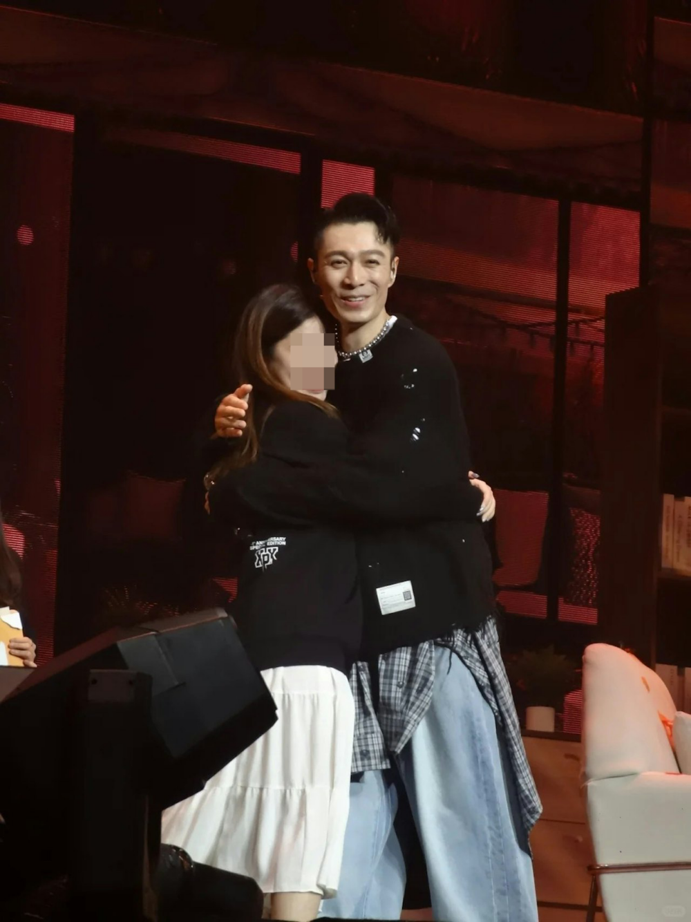 活動上周柏豪唱歌之餘亦大派福利，台上抽出數位幸運粉絲一同親密互動