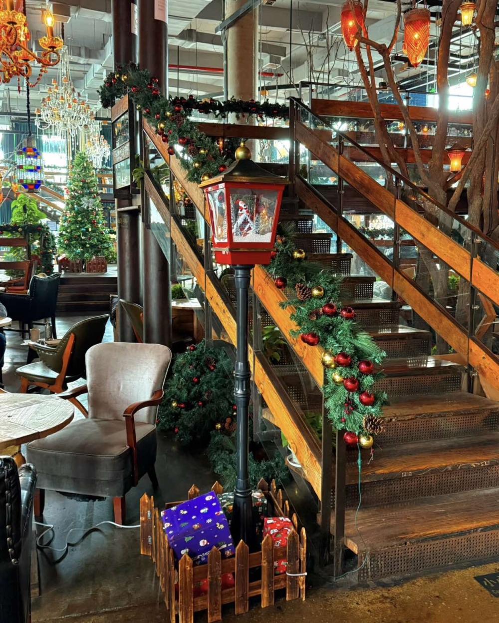 3層樓高的漫咖啡（1979店）主打木質風格！