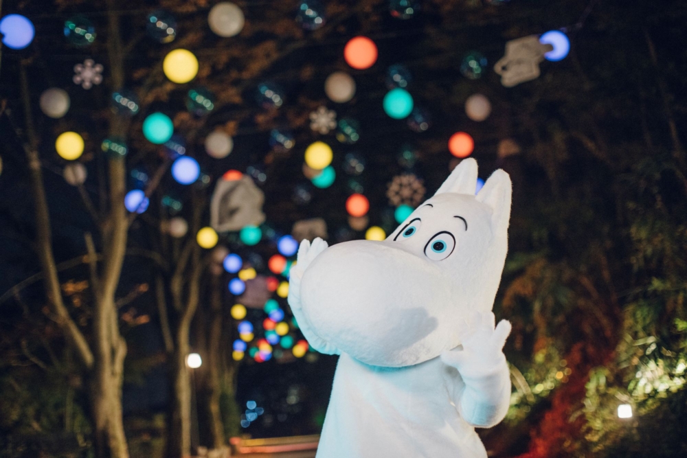 白天及夜晚會呈現出不同效果，入夜後亮燈則會變成暖色調的溫馨燈飾，瀰漫著奇幻迷人的色彩～