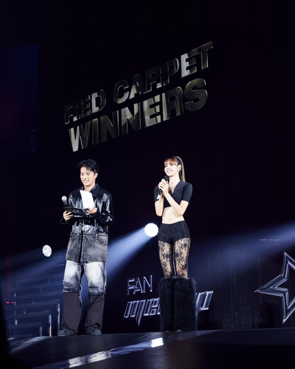 日前BLACKPINK LISA粉絲見面會尾場香港站，由TVB小生黃庭鋒擔大旗獨自主持