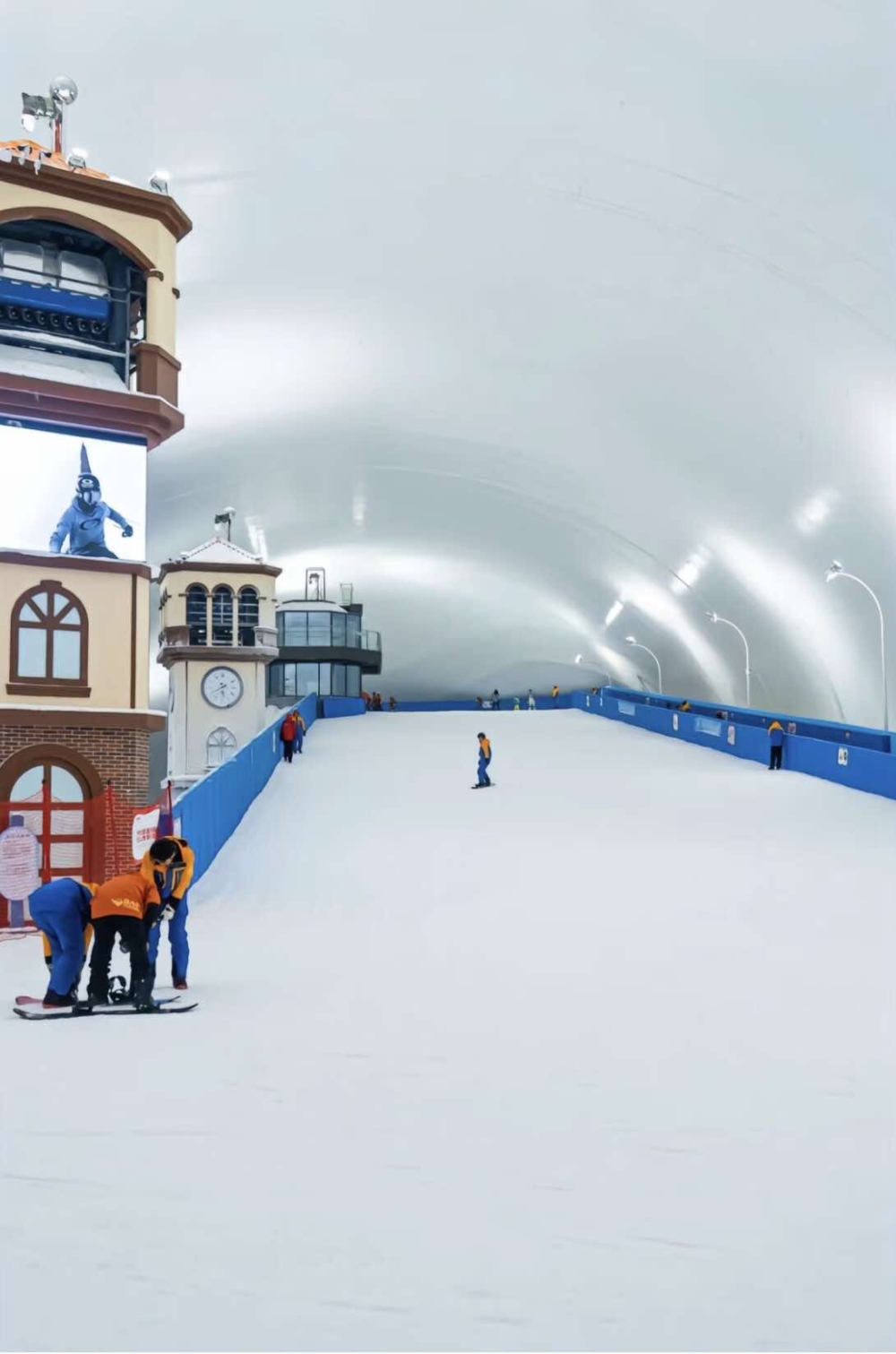 滑雪館佔地約5,400平方米，採用模擬造雪技術，雪質非常接近天然粉雪～