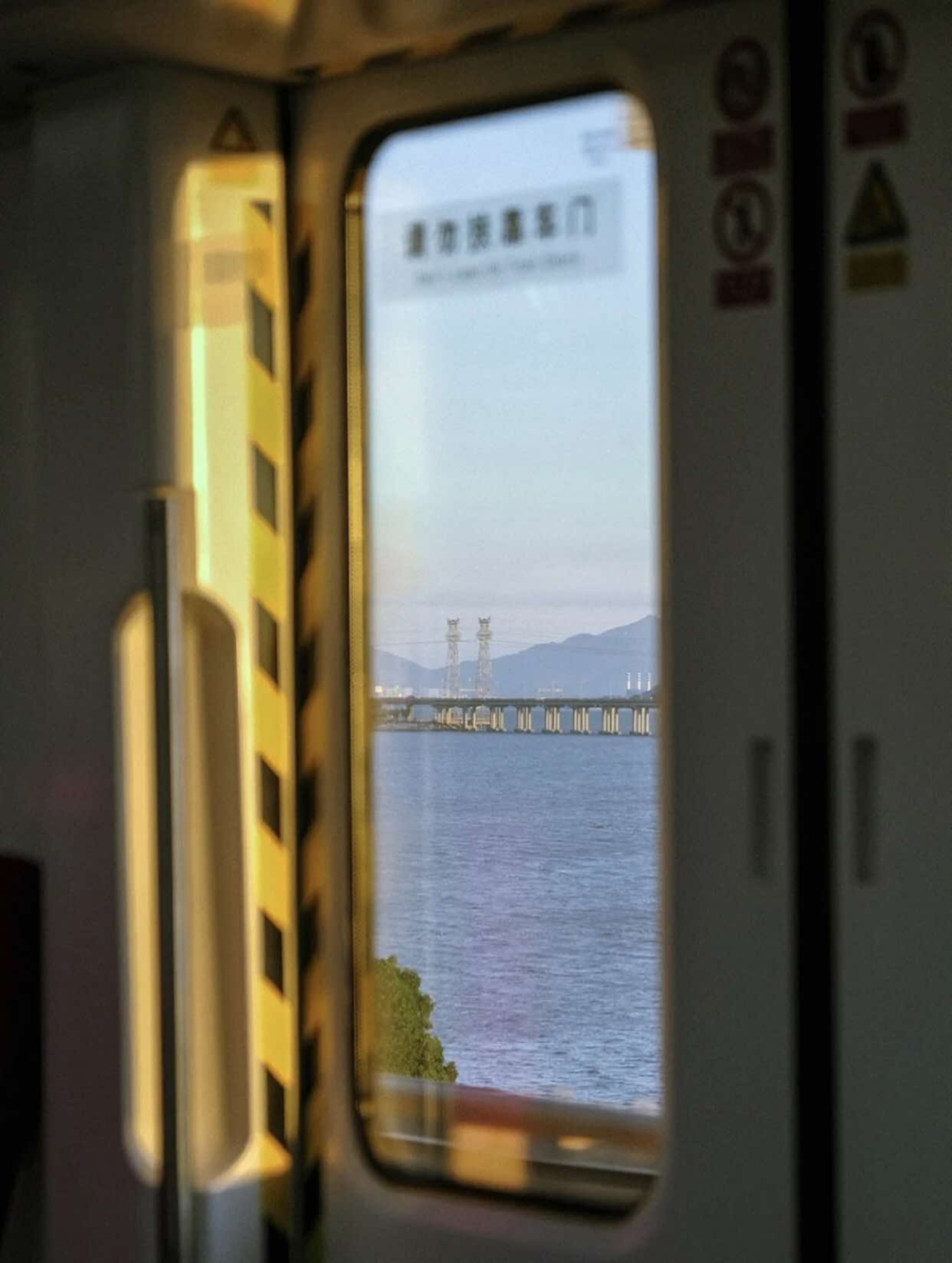 黃昏日落時刻有機會見到海上日落，給人感覺好像闖入了宮崎駿《千與千尋》動畫電影畫面，超夢幻唯美～