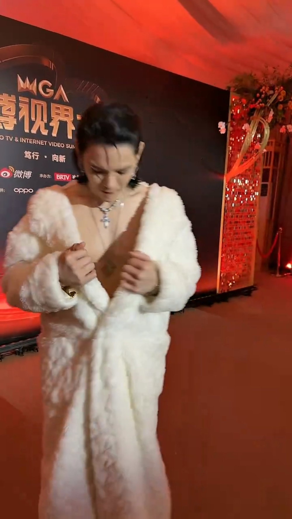 向佐:「露背不只是女性的權利吧」