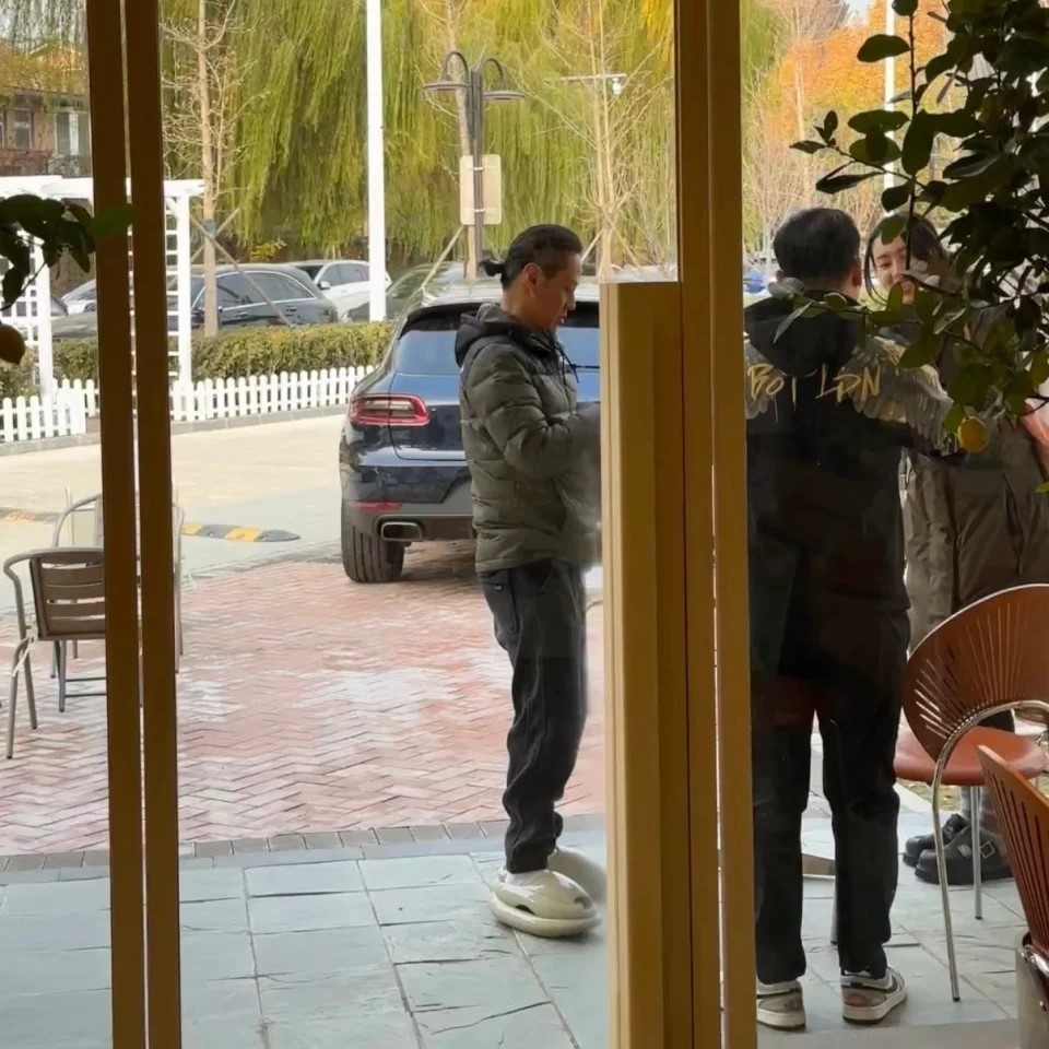 二人疑穿上「情侶裝」軍綠色羽絨，坐在店外的椅子上悠閒聊天，期間馬浴柯不時湊近女方