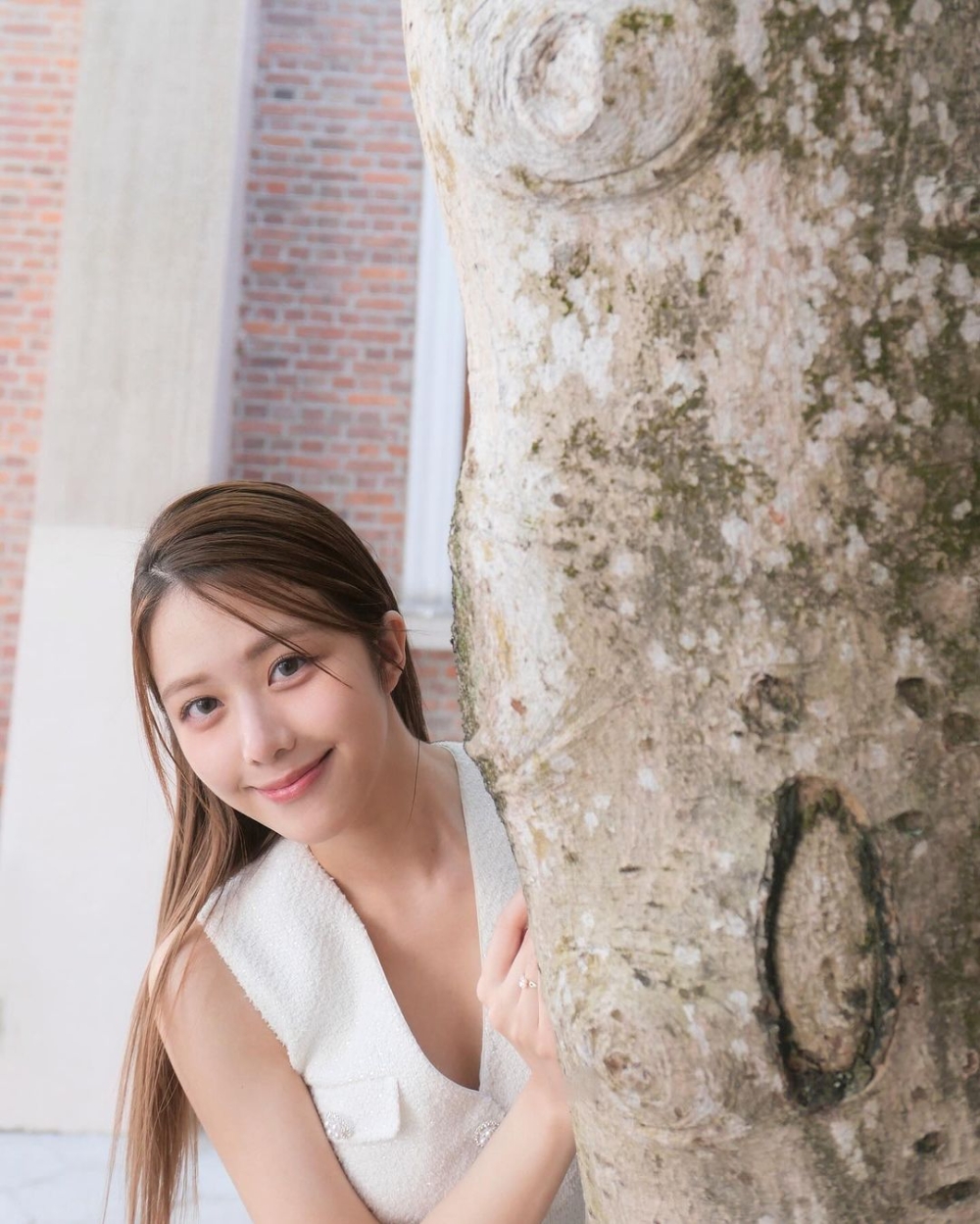 至於莊子璇雖然未有分享往日舊照，但就有曬出了她在港大拍攝的近照