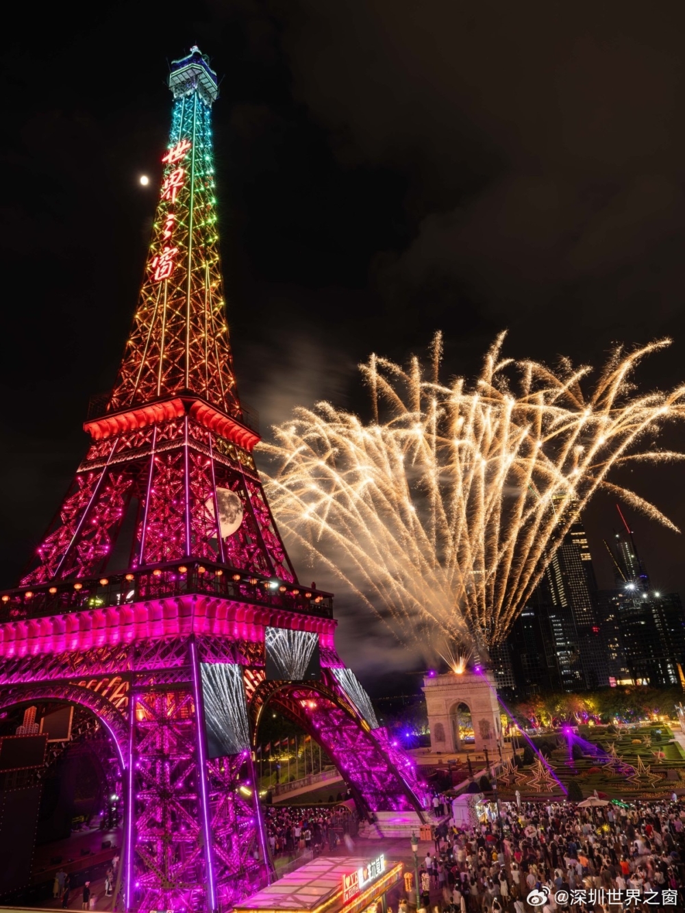 「巴黎凱旋門」於每個週末上演《煙花之舞》，在縮小版巴黎鐵塔襯托下超唯美浪漫！