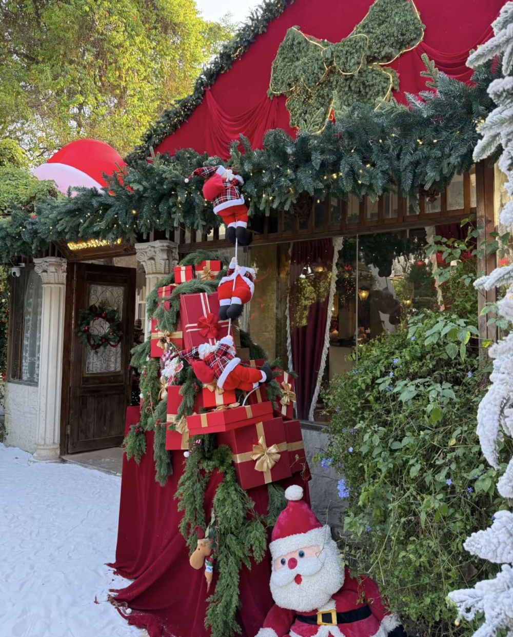 戶外不但特別打造夢幻雪地，特定時間更設人工落雪！