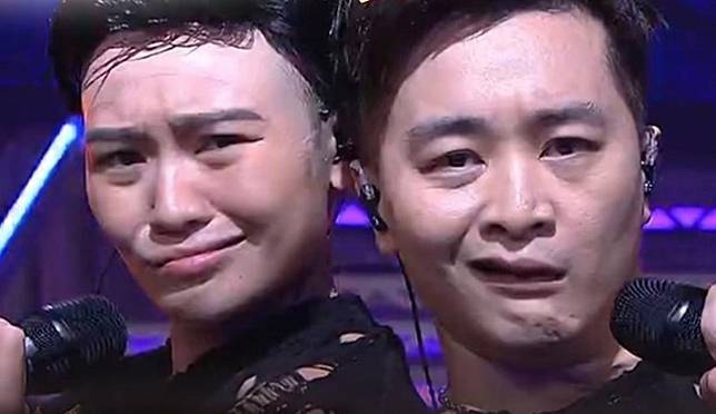 阮嘉敏再扮譚輝智二人同步跳唱