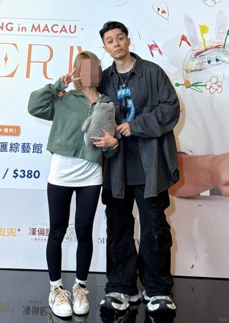 不少粉絲分享與周柏豪的合照，當中有攬攬、搭膊頭、比心手勢等親密互動。