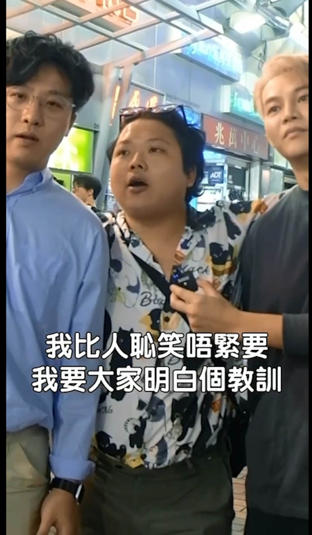 保錡又說知悉對方不但懂得溝通技巧，還識得唱歌，Babyface哥亦有求必應馬上唱起了陳奕迅的《浮誇》