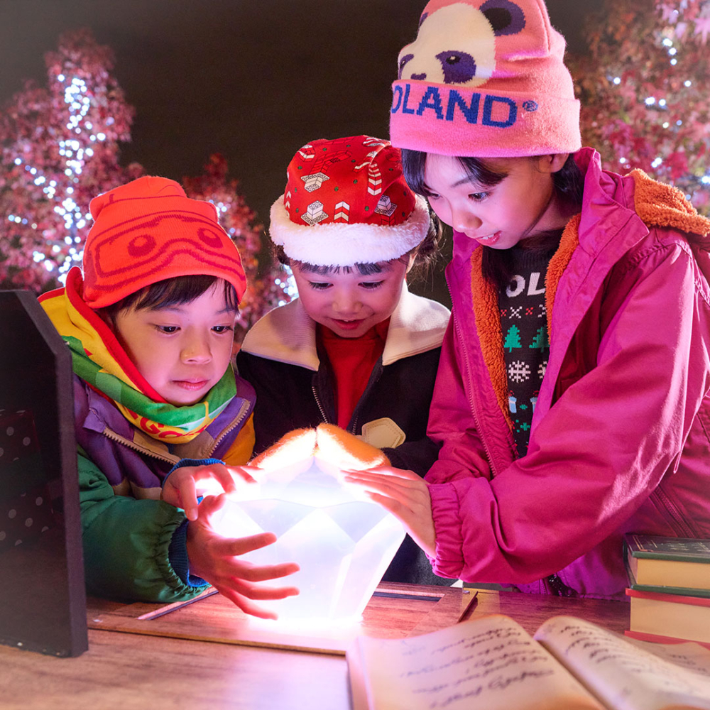 在樂高城市園區的主街道設置多個「願望石」，只要觸碰石頭，周圍掛在樹木上的燈飾就會隨之亮起！