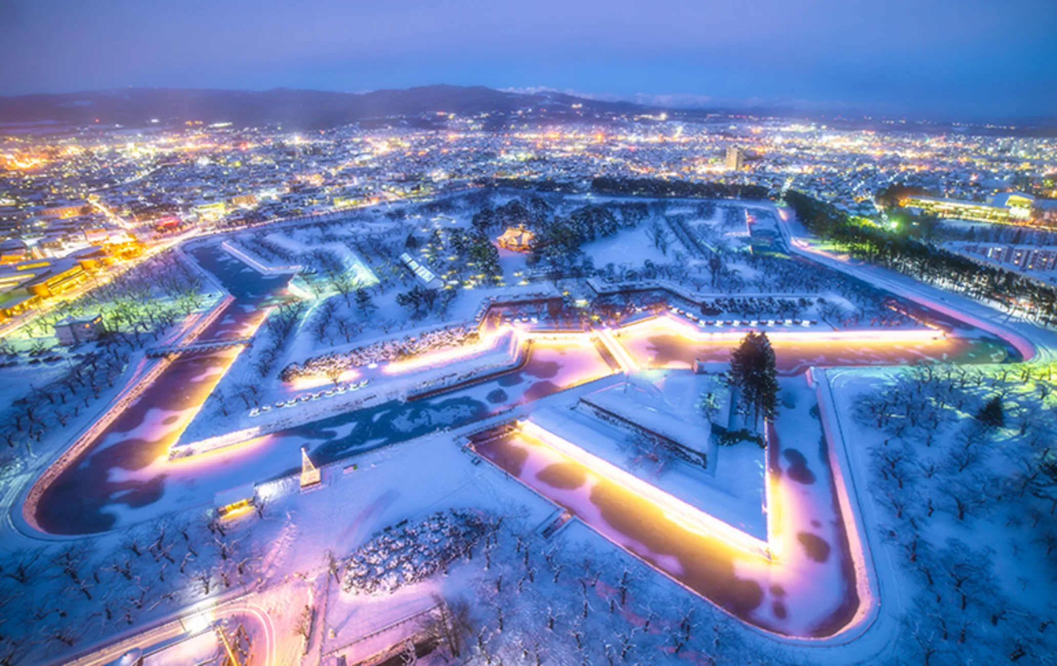 五稜郭建於19世紀，獲日本指定為特別史蹟的遺蹟公園，最大亮點是星星形狀的護城河及園區～