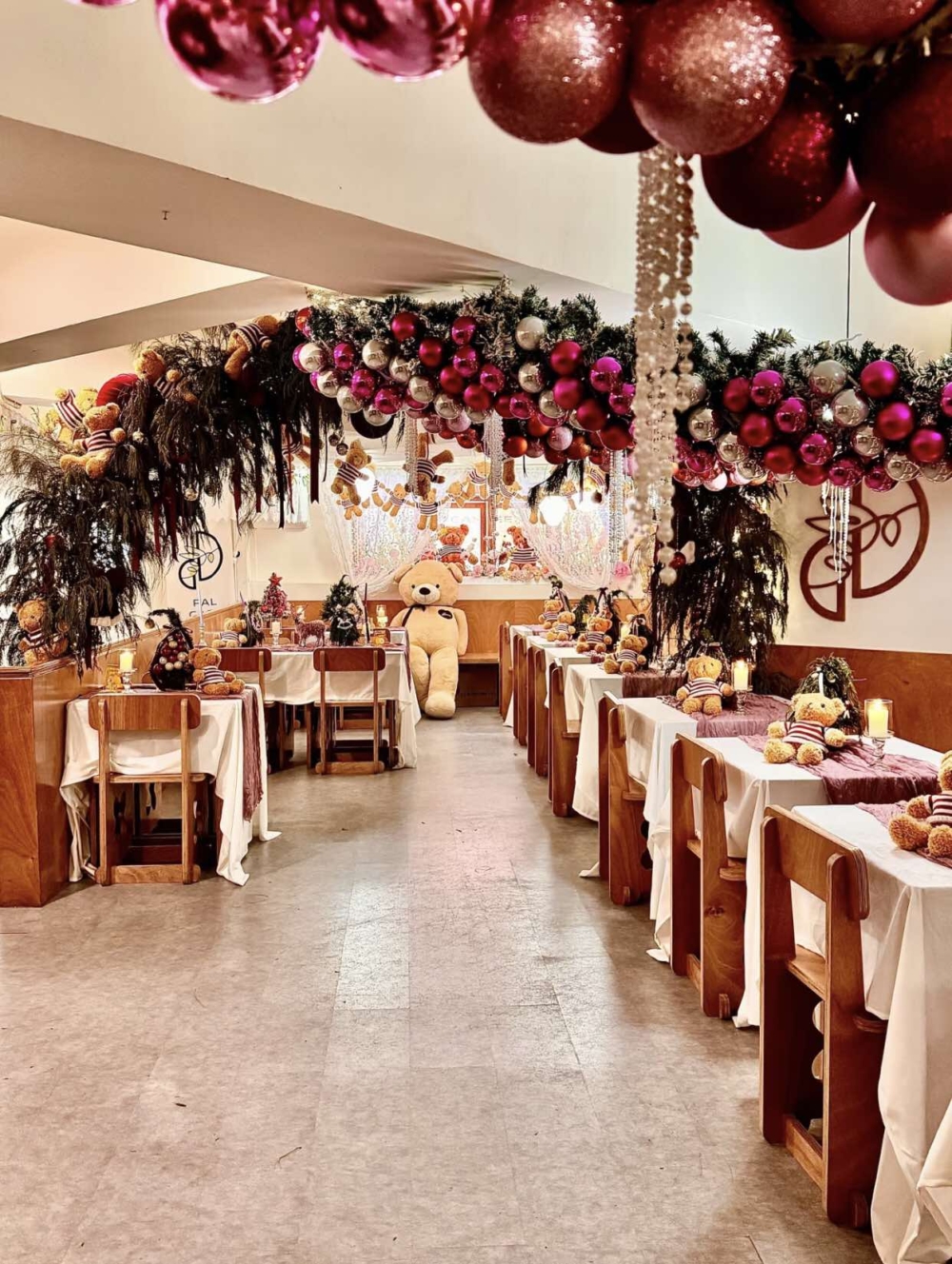 PAL CAFE蜜友食堂by蜜方用上逾千顆聖誕球、100個玩具熊及超過20棵聖誕樹，讓各個角落都充滿節日氣氛！