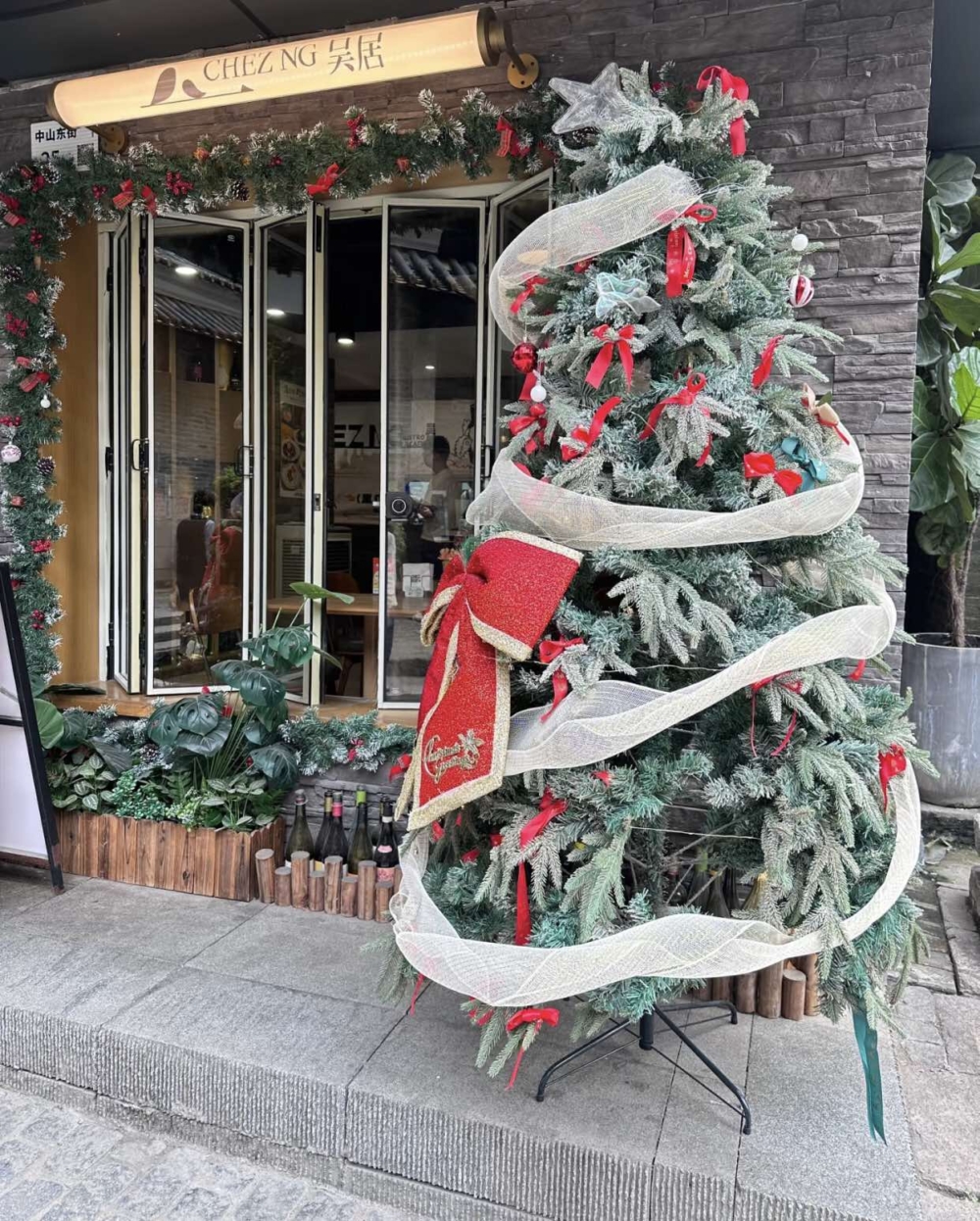 在充滿古色古香的街道營造聖誕氣氛，超獨特的體驗～