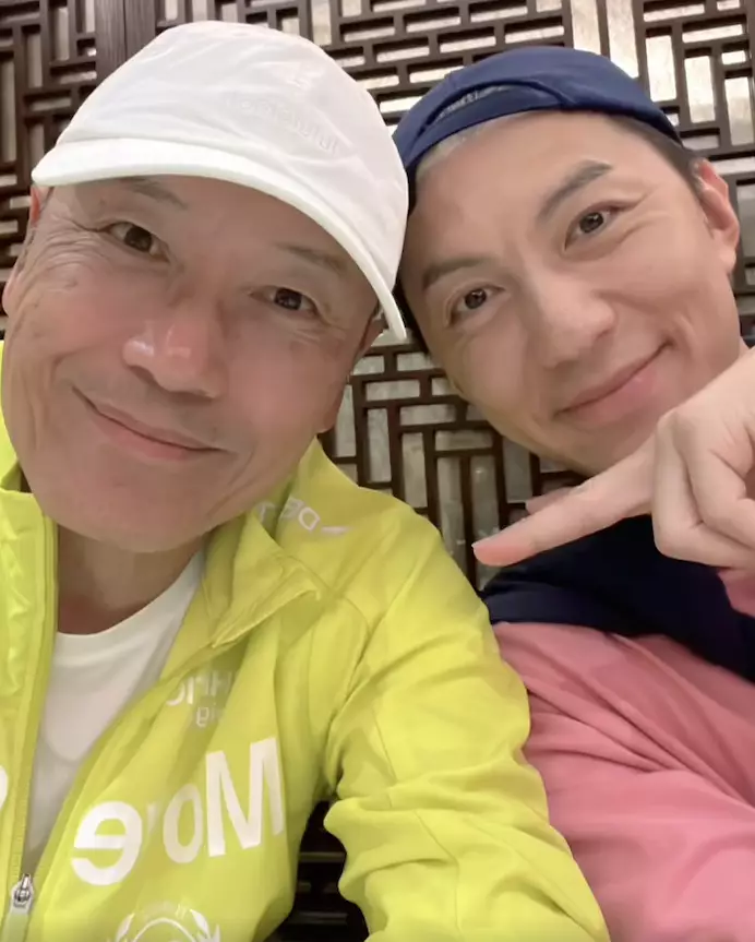 袁偉豪日前在小紅書上曬出與苗僑偉的合照