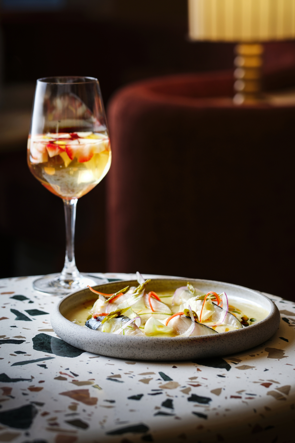 薄切馬鮫魚片配酸汁