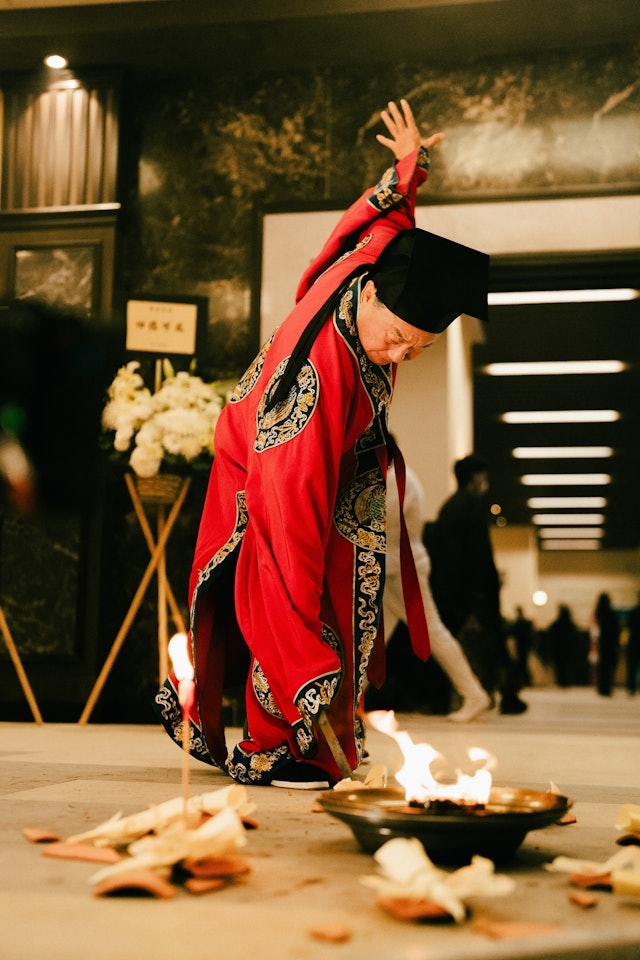 其中亦有網友透露「朋友做呢行」,現時月薪約二萬元,負責搬搬抬抬