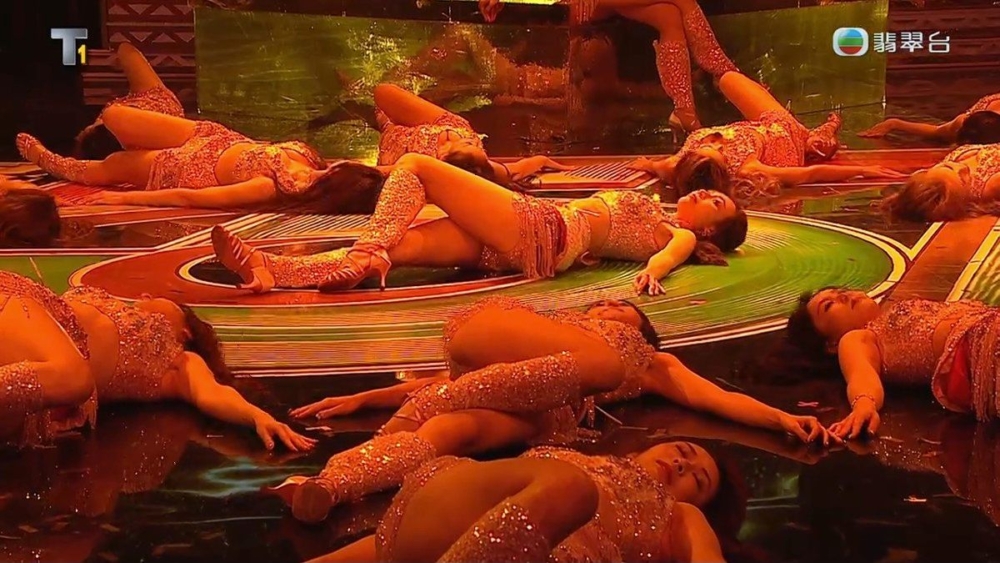 有部分網民指現場似夜總會現場